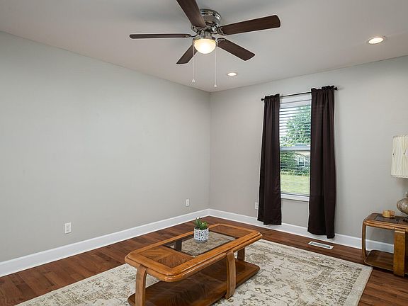 3rd image of 521 Pinoak Dr