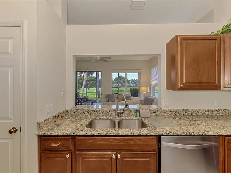 549 Fallbrook Dr — Photo 16