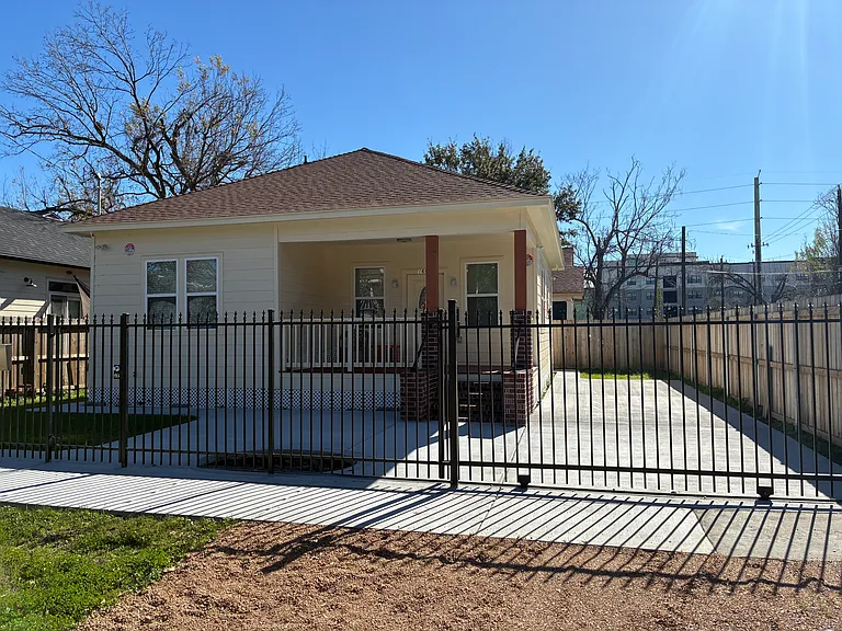 1604 Brooks St — Photo 1