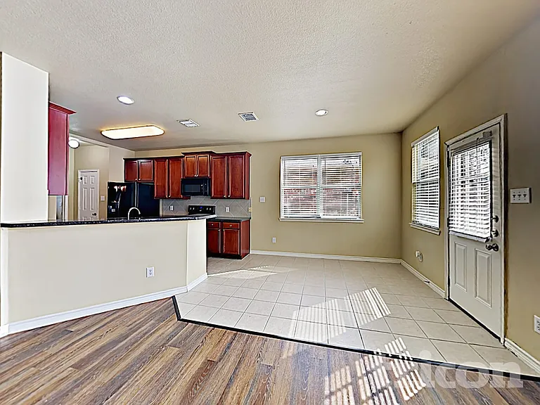 2146 Cimarron St — Photo 8