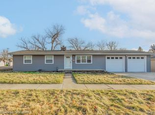 406 5th St, Fenton, MI 48430