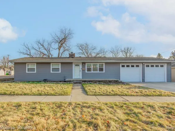 406 5th St, Fenton, MI 48430