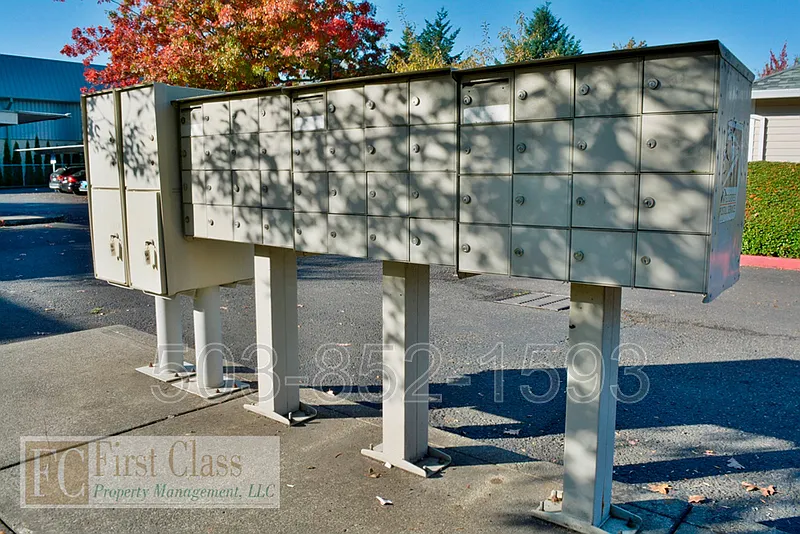 MAXWELL MANOR — Photo 4