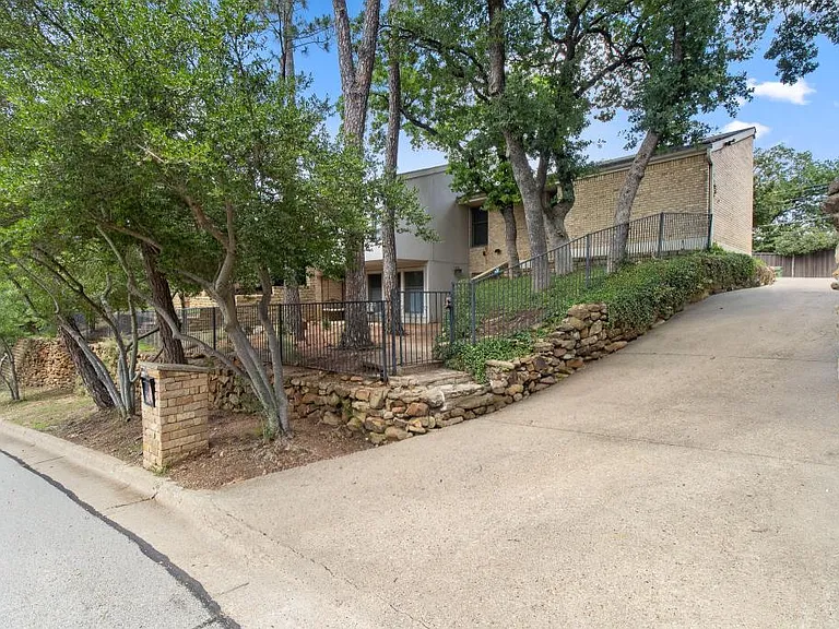 905 Crowley Rd — Photo 46