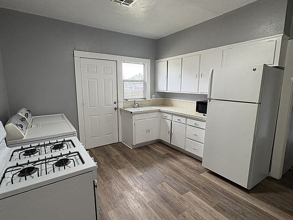4th image of 225 N Hope St