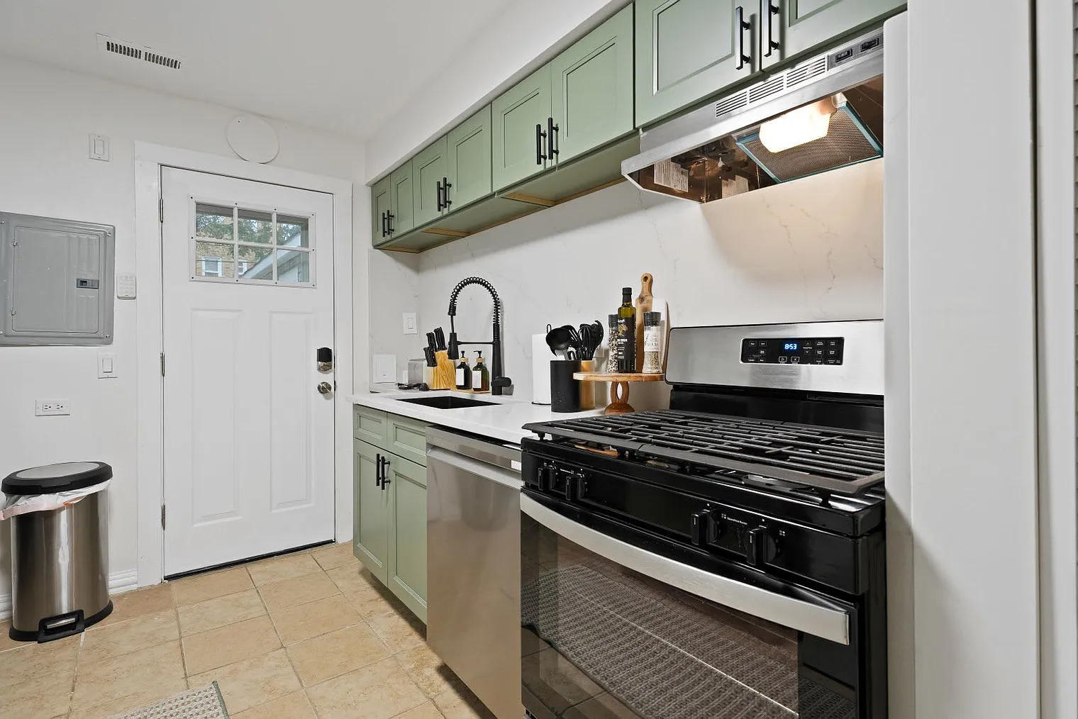 2 bed, 1.0 bath, 1097 sqft, $10,576 — Photo 4