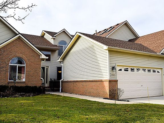 TWO-CAR GARAGE, CONDO