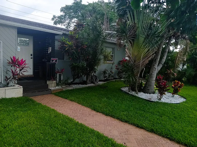 1639 Liberty St — Photo 5