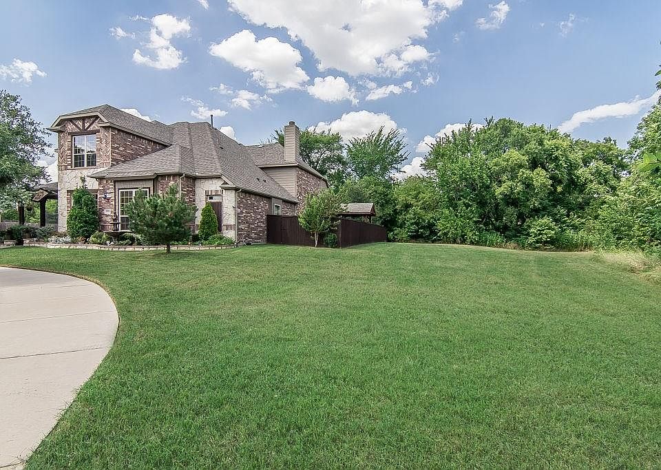 1st image of 15986 Willowbrook Ln