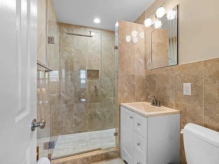 2701 NE 1st St #106 — Photo 24