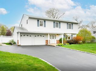 17 Pelican Rd, Hauppauge, NY 11788