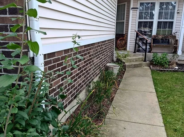 1503 Ashley Ct, Woodstock, IL 60098