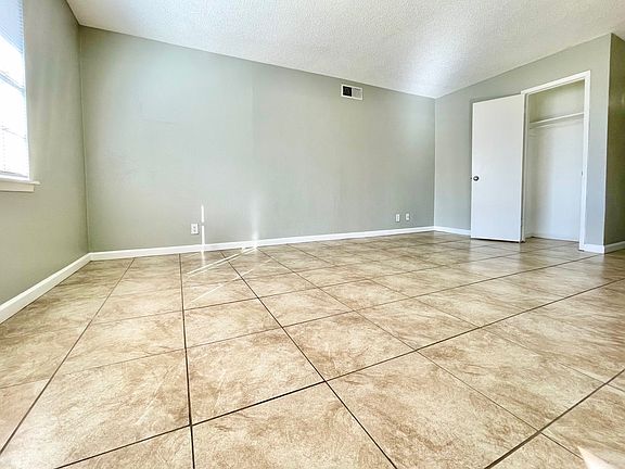 2nd image of 3822 Englewood Cir