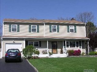 7 Redlef St, East Patchogue, NY 11772