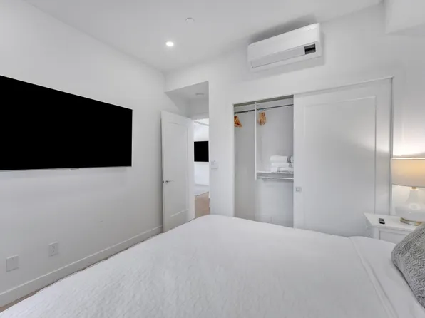 957 Nicola St #202, Vancouver, BC V6G 2C7