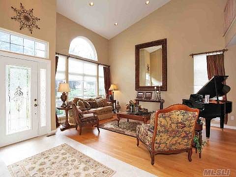 3rd image of 42 Hamlet Dr