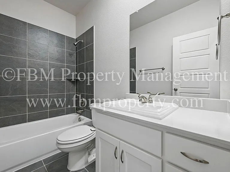 2121 Luna Dr — Photo 14