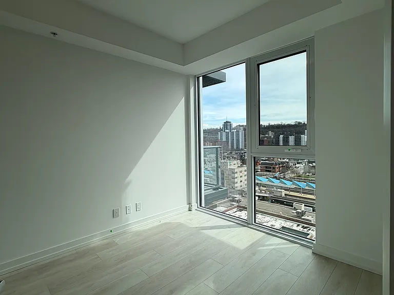 75 James St S #1323 — Photo 10