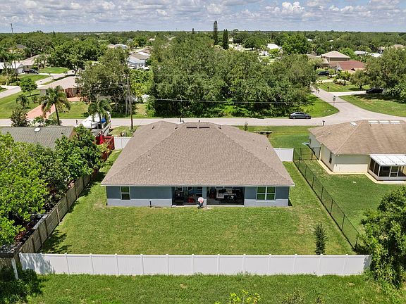 4th image of 137 NW Hibiscus Street