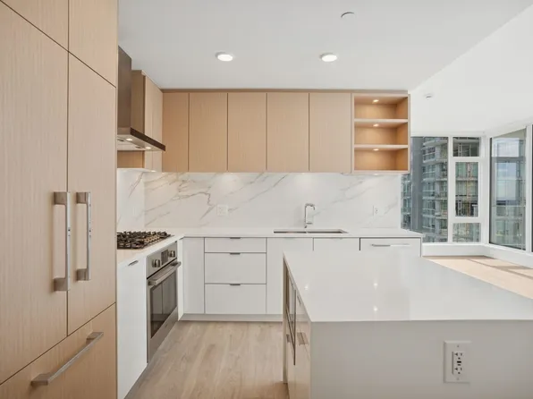 4988 Bennett St #506, Burnaby, BC V5H 0L1