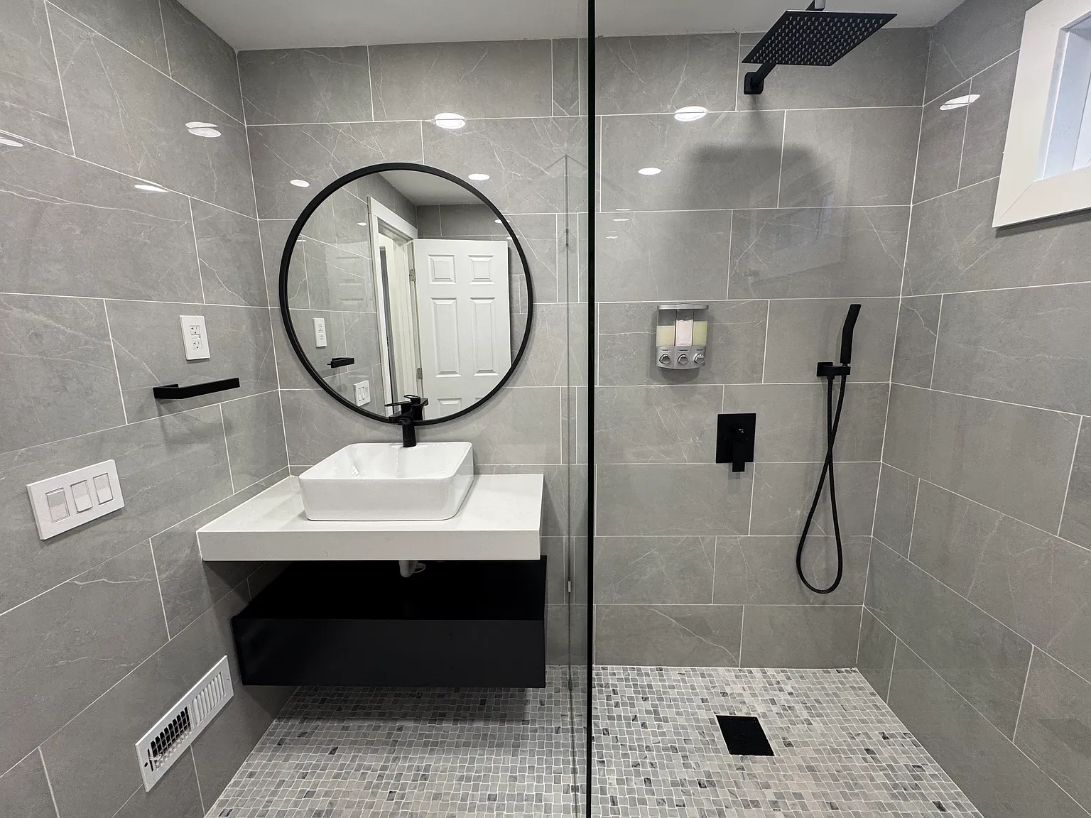2 bed, 900 sqft, $1,600 — Photo 3