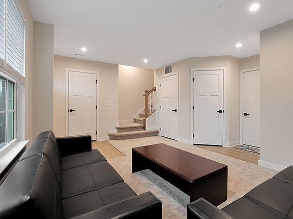 5th image of 155 Canterbury Way