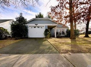 472 Stratford Ln, Ridge, NY 11961