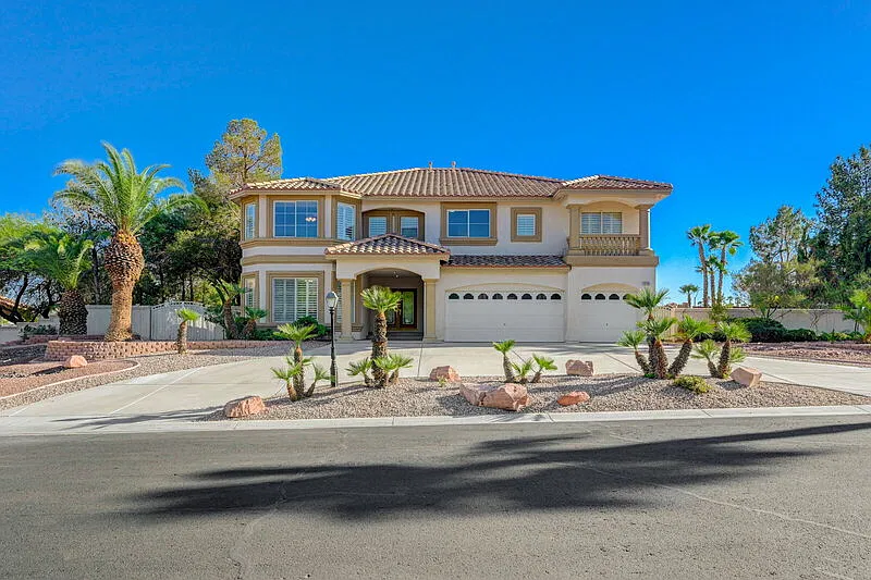 5 bed, 3.0 bath, 4964 sqft, $5,900 — Photo 1
