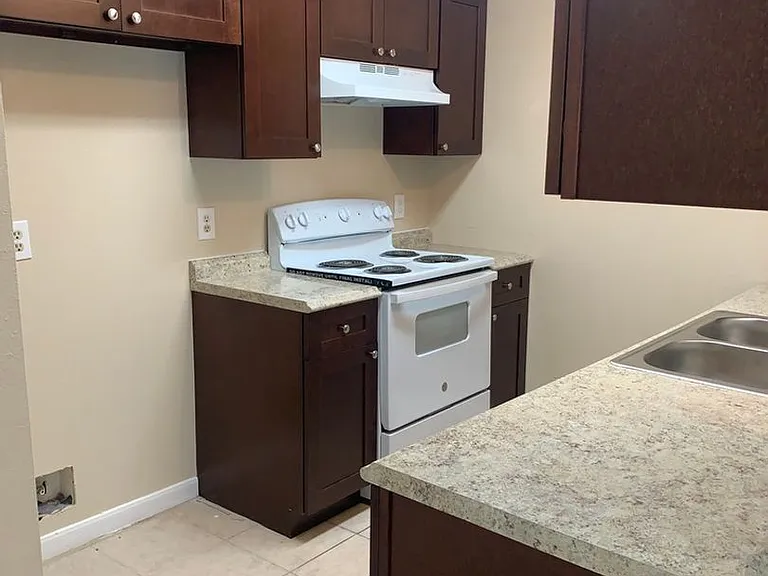 217 Hunters Ln — Photo 3
