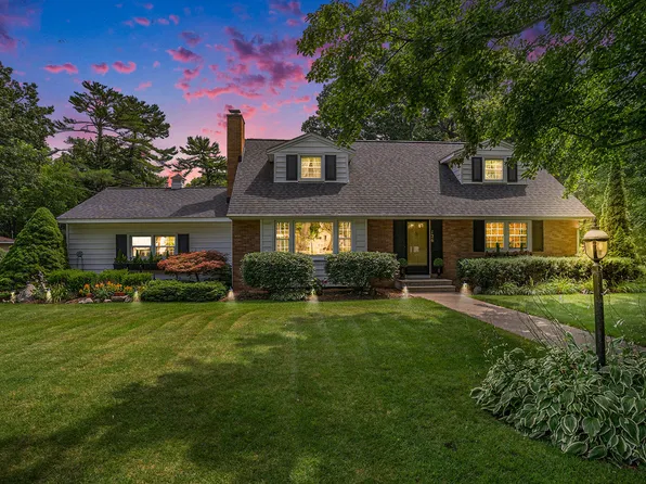 126 N Fruitport Rd, Spring Lake, MI 49456