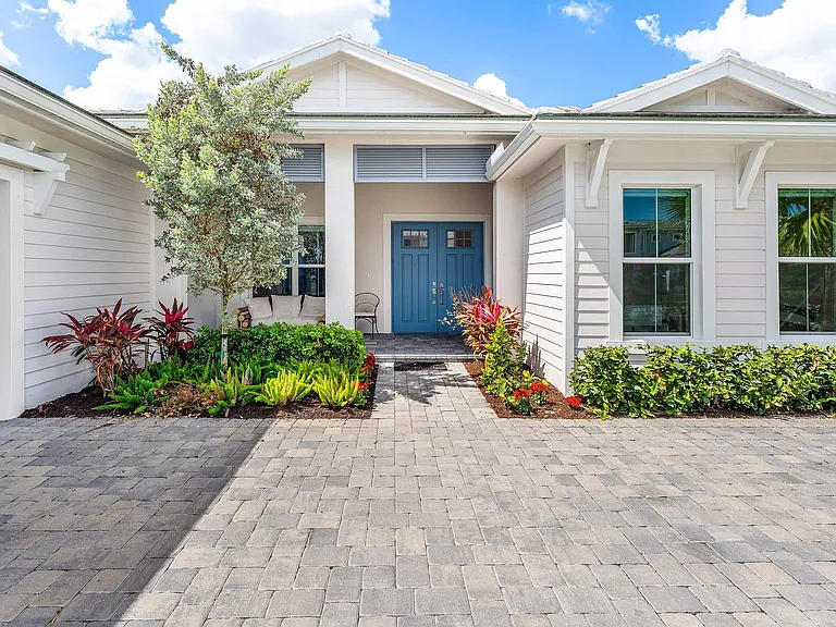 9256 Crestview Circle Palm — Photo 2