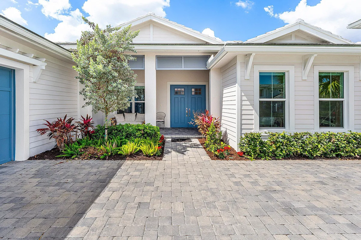 Building Photo - 9256 Crestview Circle Palm