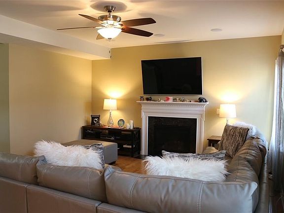 2nd image of 404 Tuscany Ln
