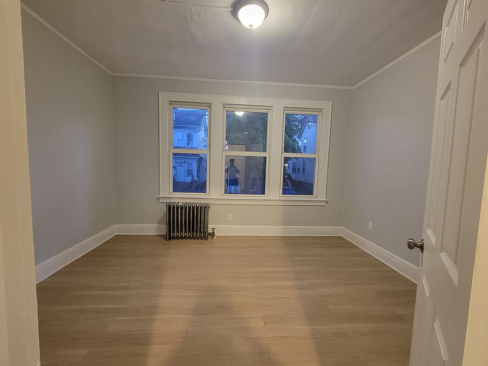 2nd image of 21 Underwood St #11L
