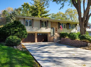 910 Douglas Dr, Bellevue, NE 68005