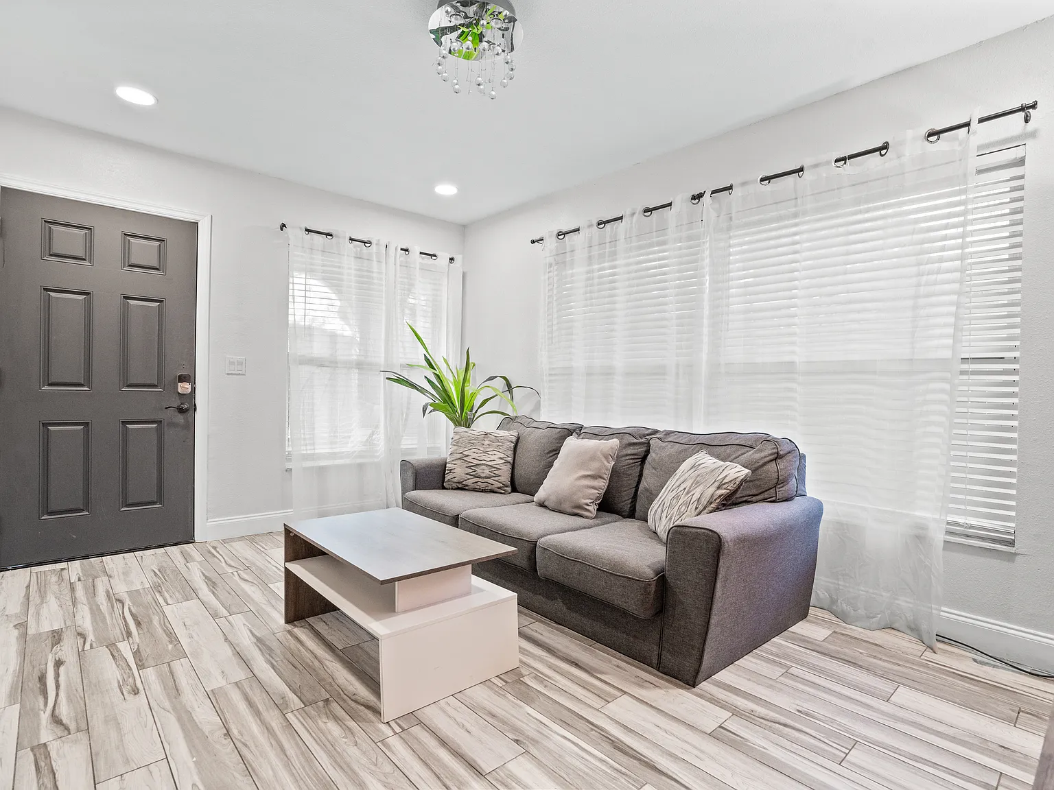 2 bed, 800 sqft, $1,790 — Photo 1