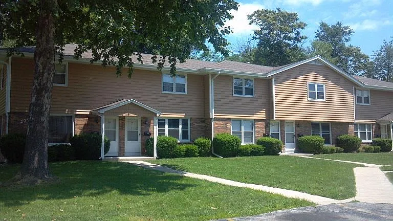 Shorewood Townhouse Apartments — Photo 5