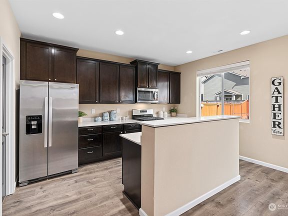 4th image of 303 Ericksen Lane N