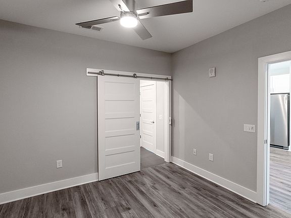 4th image of 400 E Chatham St #404