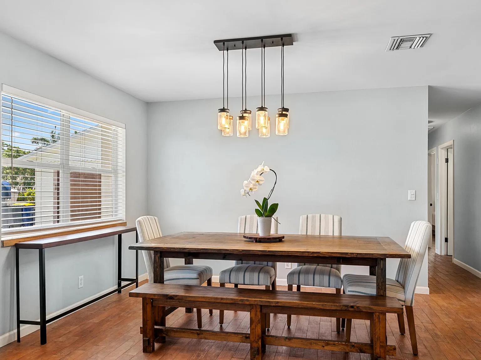 3 bed, 2.0 bath, 1917 sqft, $4,000 — Photo 3