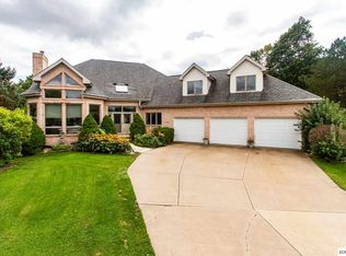 2937 Thornwood Ct, Dubuque, IA 52003