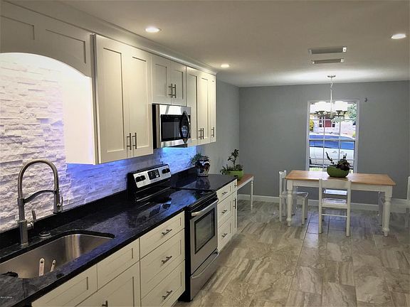 4th image of 915 Woodmere Cir