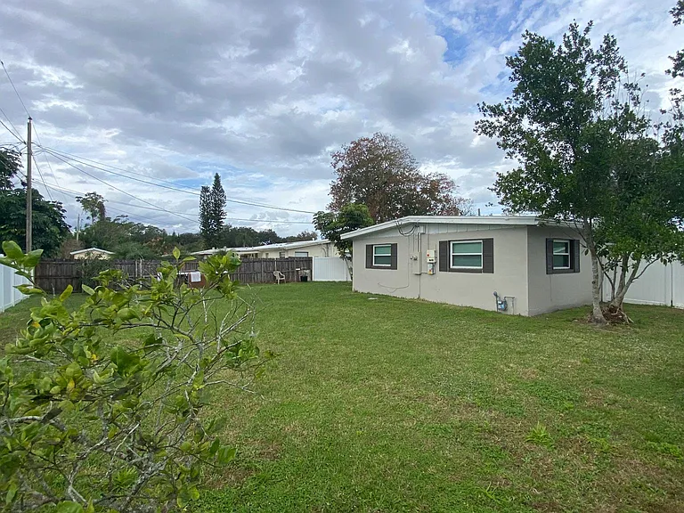 583 Gardenia Cir — Photo 17