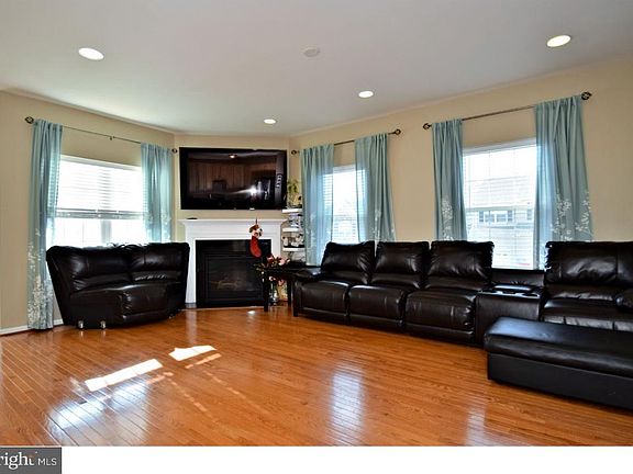 5th image of 263 Stone Hill Dr