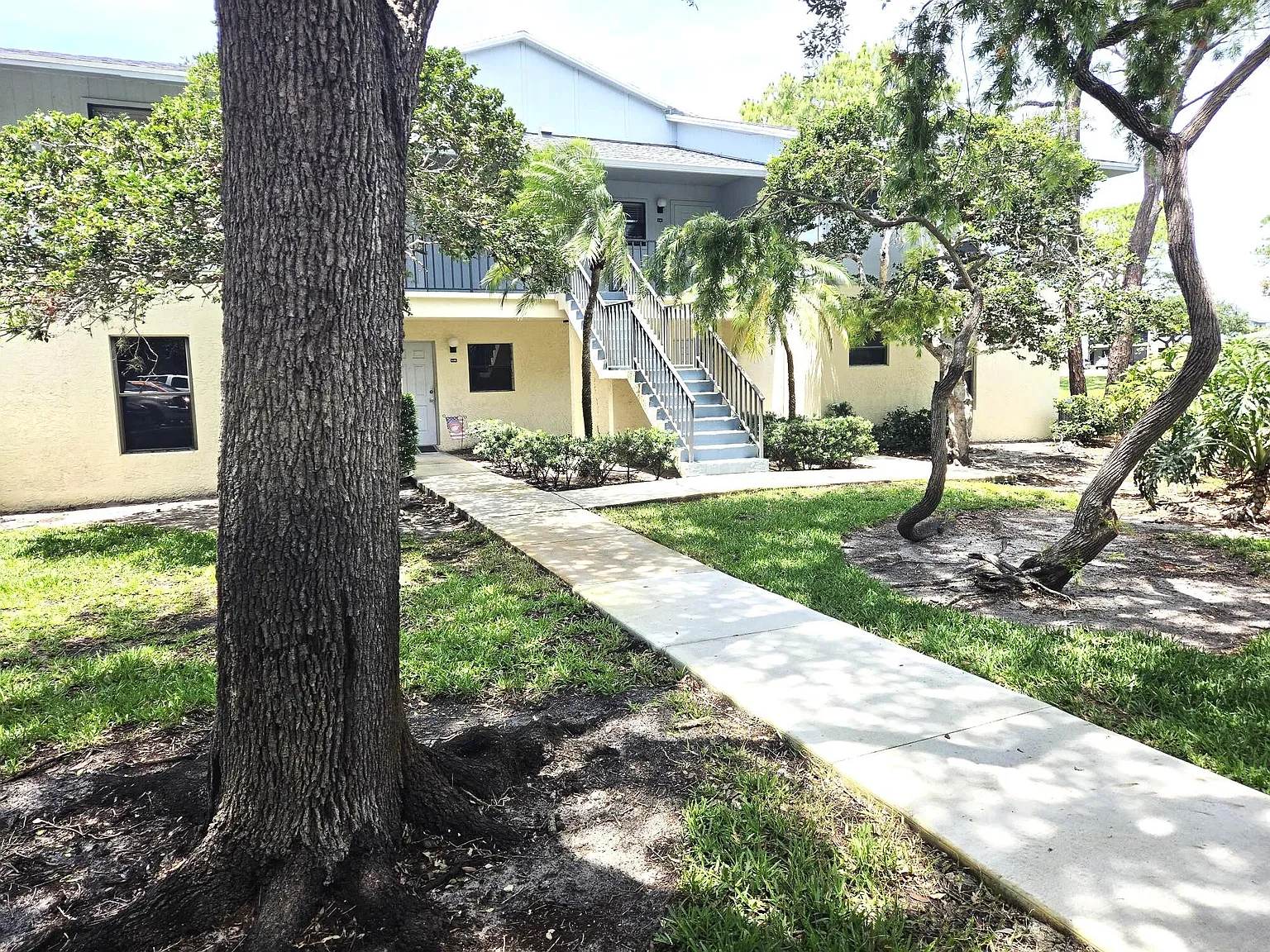 2 bed, 2.0 bath, 969 sqft, $1,900 — Photo 1