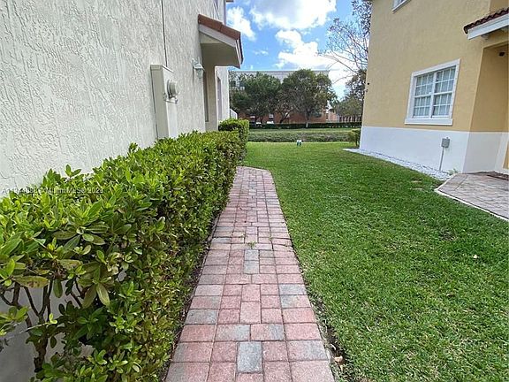 2nd image of 607 NE 21st Ter #607