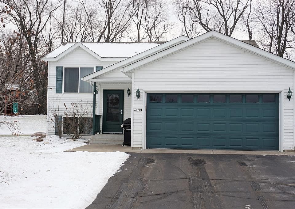 1st image of 1600 Plum Ct NE