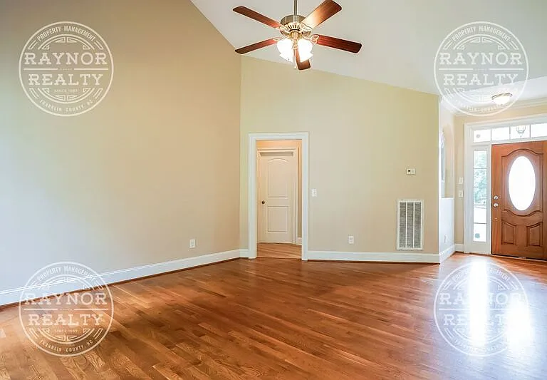 90 Glen Oaks Dr — Photo 3