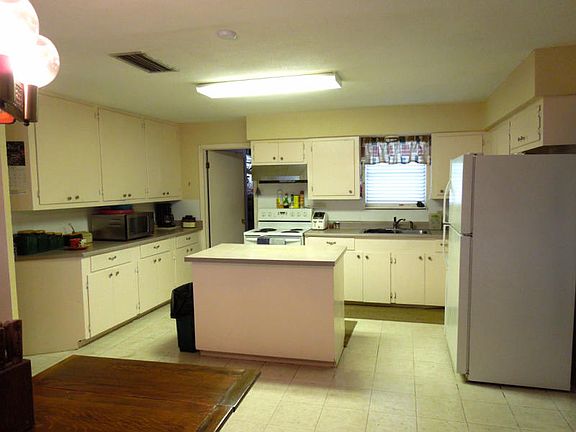 3rd image of 506 E Wildwood Dr
