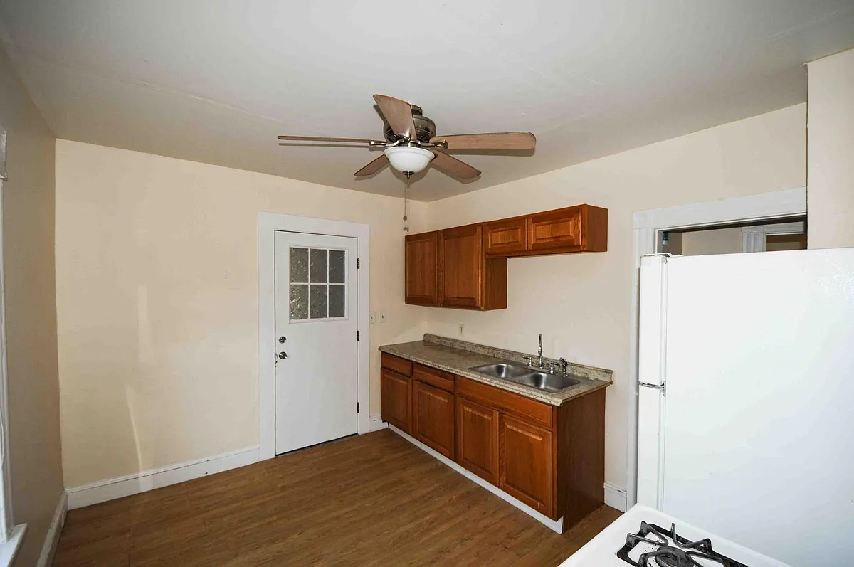 Building Photo - 48 Elm St #2